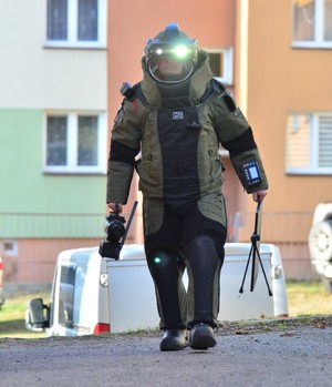 Na zdjęciu widać policjantów z grupy kontrterrorystycznej z Rzeszowa podczas ćwiczeń w Sanoku. Policjanci są wyposażeni w sprzęt specjalistyczny. Widać również nieumundurowanych policjantów sanockiego wydziału kryminalnego. Przemieszczają się z pistoletami w rękach udzielając sobie wzajemnej asysty.