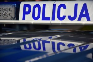 Na zdjęciu widać dach radiowozu oznakowanego z zamocowaną na nim belką z napisem Policja.