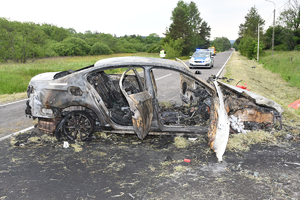 Miejsce wypadku. Na zdjęciu widać uszkodzone pojazdu uczestników zdarzenia stojące na drodze.