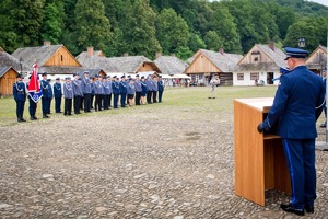 Uroczystości związane ze Świętem Policji w Sanoku. Na zdjęciu widać policjantów podczas mszy, przemarszu oraz apelu. Widoczni  są zaproszeni goście oraz policjanci mianowani na wyższe stopnie i odbierający wyróżnienia.