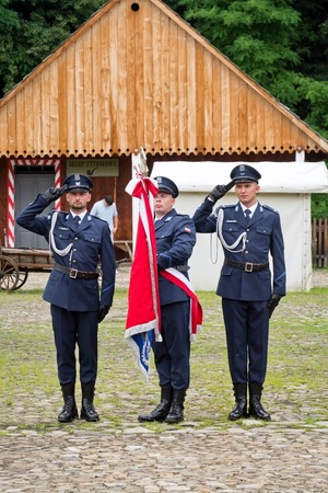 Uroczystości związane ze Świętem Policji w Sanoku. Na zdjęciu widać policjantów podczas mszy, przemarszu oraz apelu. Widoczni  są zaproszeni goście oraz policjanci mianowani na wyższe stopnie i odbierający wyróżnienia.