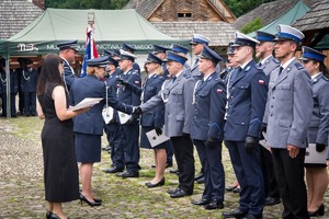 Uroczystości związane ze Świętem Policji w Sanoku. Na zdjęciu widać policjantów podczas mszy, przemarszu oraz apelu. Widoczni  są zaproszeni goście oraz policjanci mianowani na wyższe stopnie i odbierający wyróżnienia.
