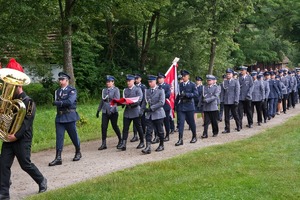 Uroczystości związane ze Świętem Policji w Sanoku. Na zdjęciu widać policjantów podczas mszy, przemarszu oraz apelu. Widoczni  są zaproszeni goście oraz policjanci mianowani na wyższe stopnie i odbierający wyróżnienia.