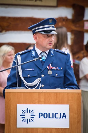 Uroczystości związane ze Świętem Policji w Sanoku. Na zdjęciu widać policjantów podczas mszy, przemarszu oraz apelu. Widoczni  są zaproszeni goście oraz policjanci mianowani na wyższe stopnie i odbierający wyróżnienia.