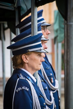 Uroczystości związane ze Świętem Policji w Sanoku. Na zdjęciu widać policjantów podczas mszy, przemarszu oraz apelu. Widoczni  są zaproszeni goście oraz policjanci mianowani na wyższe stopnie i odbierający wyróżnienia.