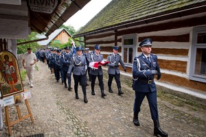 Uroczystości związane ze Świętem Policji w Sanoku. Na zdjęciu widać policjantów podczas mszy, przemarszu oraz apelu. Widoczni  są zaproszeni goście oraz policjanci mianowani na wyższe stopnie i odbierający wyróżnienia.