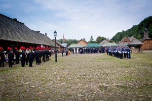 Uroczystości związane ze Świętem Policji w Sanoku. Na zdjęciu widać policjantów podczas mszy, przemarszu oraz apelu. Widoczni  są zaproszeni goście oraz policjanci mianowani na wyższe stopnie i odbierający wyróżnienia.