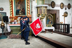 Uroczystości związane ze Świętem Policji w Sanoku. Na zdjęciu widać policjantów podczas mszy, przemarszu oraz apelu. Widoczni  są zaproszeni goście oraz policjanci mianowani na wyższe stopnie i odbierający wyróżnienia.