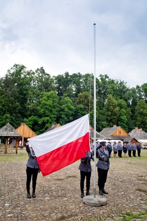 Uroczystości związane ze Świętem Policji w Sanoku. Na zdjęciu widać policjantów podczas mszy, przemarszu oraz apelu. Widoczni  są zaproszeni goście oraz policjanci mianowani na wyższe stopnie i odbierający wyróżnienia.