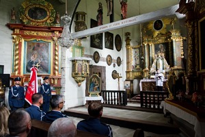 Uroczystości związane ze Świętem Policji w Sanoku. Na zdjęciu widać policjantów podczas mszy, przemarszu oraz apelu. Widoczni  są zaproszeni goście oraz policjanci mianowani na wyższe stopnie i odbierający wyróżnienia.
