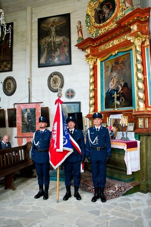 Uroczystości związane ze Świętem Policji w Sanoku. Na zdjęciu widać policjantów podczas mszy, przemarszu oraz apelu. Widoczni  są zaproszeni goście oraz policjanci mianowani na wyższe stopnie i odbierający wyróżnienia.