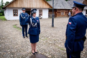 Uroczystości związane ze Świętem Policji w Sanoku. Na zdjęciu widać policjantów podczas mszy, przemarszu oraz apelu. Widoczni  są zaproszeni goście oraz policjanci mianowani na wyższe stopnie i odbierający wyróżnienia.