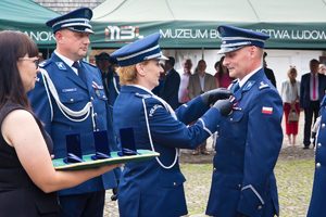 Uroczystości związane ze Świętem Policji w Sanoku. Na zdjęciu widać policjantów podczas mszy, przemarszu oraz apelu. Widoczni  są zaproszeni goście oraz policjanci mianowani na wyższe stopnie i odbierający wyróżnienia.