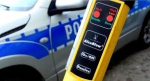 Urządzenie do badania stanu trzeźwości na tle radiowozu oznakowanego.