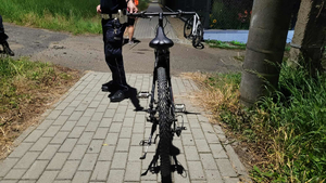 Na zdjęciu rower biorący udział w zdarzeniu oraz miejsce, w którym miał miejsce wypadek.