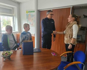 11-latek, który powiadomił służby o zdarzeniu odwiedził sanockich policjantów. Podczas spotkania miał okazję porozmawiać z Zastępcą Komendanta oraz obejrzeć sprzęt wykorzystywany przez policjantów w codziennej służbie.