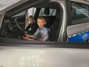 11-latek, który powiadomił służby o zdarzeniu odwiedził sanockich policjantów. Podczas spotkania miał okazję porozmawiać z Zastępcą Komendanta oraz obejrzeć sprzęt wykorzystywany przez policjantów w codziennej służbie.