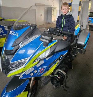 11-latek, który powiadomił służby o zdarzeniu odwiedził sanockich policjantów. Podczas spotkania miał okazję porozmawiać z Zastępcą Komendanta oraz obejrzeć sprzęt wykorzystywany przez policjantów w codziennej służbie.