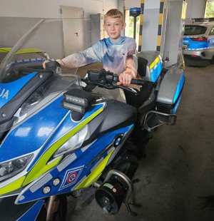 11-latek, który powiadomił służby o zdarzeniu odwiedził sanockich policjantów. Podczas spotkania miał okazję porozmawiać z Zastępcą Komendanta oraz obejrzeć sprzęt wykorzystywany przez policjantów w codziennej służbie.