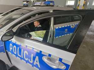 11-latek, który powiadomił służby o zdarzeniu odwiedził sanockich policjantów. Podczas spotkania miał okazję porozmawiać z Zastępcą Komendanta oraz obejrzeć sprzęt wykorzystywany przez policjantów w codziennej służbie.