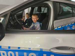 11-latek, który powiadomił służby o zdarzeniu odwiedził sanockich policjantów. Podczas spotkania miał okazję porozmawiać z Zastępcą Komendanta oraz obejrzeć sprzęt wykorzystywany przez policjantów w codziennej służbie.