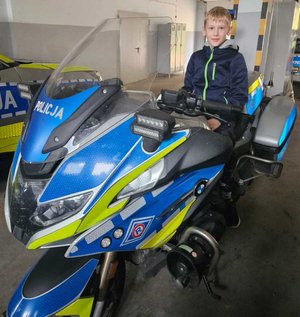 11-latek, który powiadomił służby o zdarzeniu odwiedził sanockich policjantów. Podczas spotkania miał okazję porozmawiać z Zastępcą Komendanta oraz obejrzeć sprzęt wykorzystywany przez policjantów w codziennej służbie.