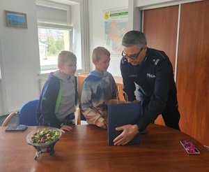 11-latek, który powiadomił służby o zdarzeniu odwiedził sanockich policjantów. Podczas spotkania miał okazję porozmawiać z Zastępcą Komendanta oraz obejrzeć sprzęt wykorzystywany przez policjantów w codziennej służbie.