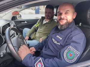 Policjanci z Posterunku Policji w Zagórzu siedzący w radiowozie.