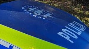 Na zdjęciu maska radiowozu policyjnego oznakowanego.