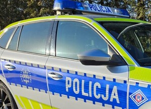 Drzwi boczne do radiowozu oznakowanego.