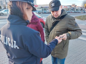 Policjantka rozdająca odblaski