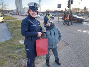 Policjantka rozdająca odblaski