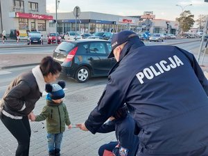 Policjanci rozdający odblaski