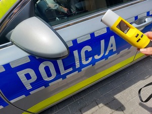 Alcoblow na tle radiowozu.