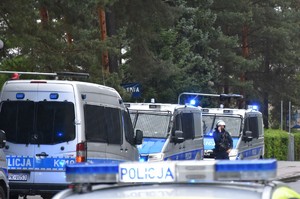 Policjanci podczas zabezpieczenia