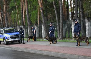 Policjanci podczas zabezpieczenia