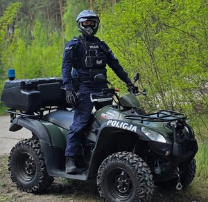 Policjant na quadzie
