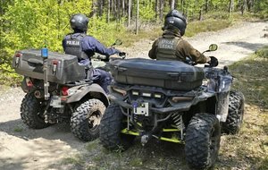 Policjant i strażnik leśny na quadzie