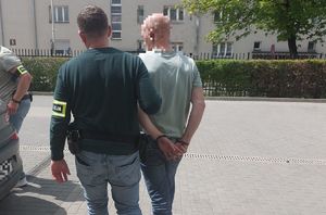 Podejrzany podczas doprowadzenia