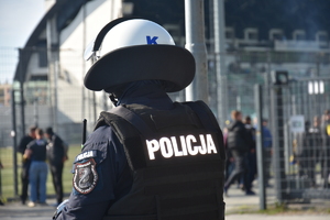 Policjanci zabezpieczający mecz.