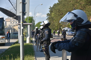 Policjanci zabezpieczający mecz.