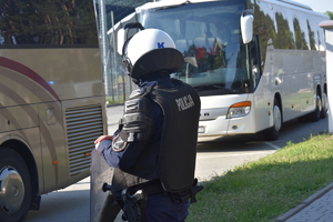 Policjanci zabezpieczający mecz.