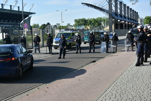 Policjanci zabezpieczający mecz.