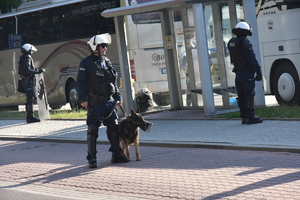 Policjanci zabezpieczający mecz.