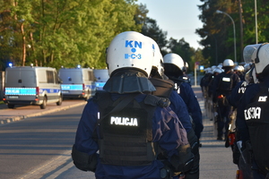 Policjanci zabezpieczający mecz.