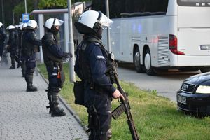 Policjanci zabezpieczający mecz.