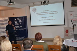 Policjanci podczas konferencji