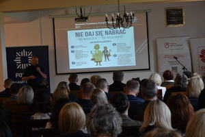 Policjanci podczas konferencji