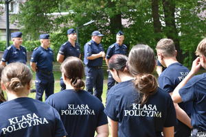 Uczestnicy obozu wraz z policjantami