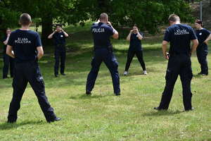 Uczestnicy obozu wraz z policjantami